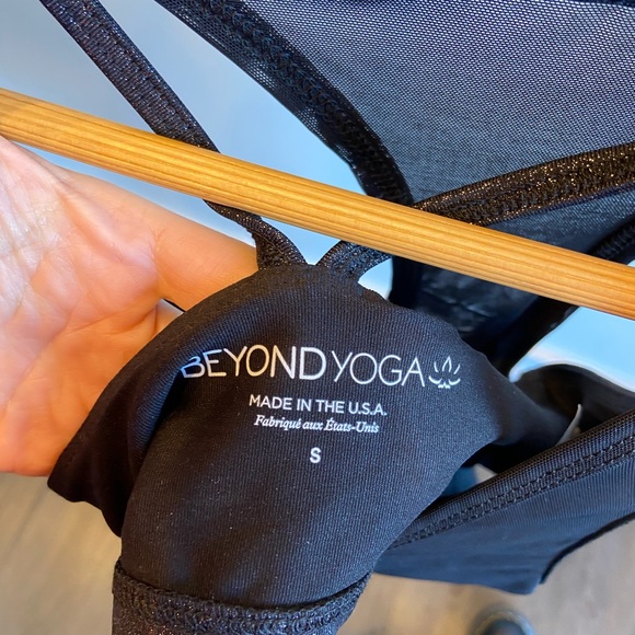 Mesh Regards Cropped Tank - Picture 2 of 3